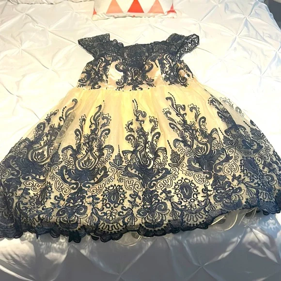 green emerald velvet dress Chi Chi London Metallic Lace Dress – CHIC Kuwait Luxury Outlet